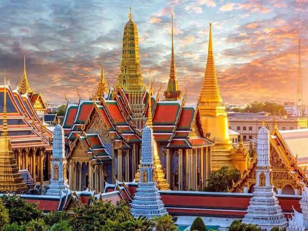 Bangkok temple skyline at sunset